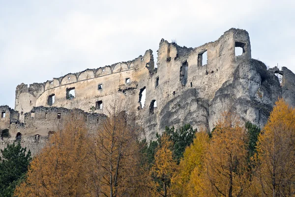 与秋天的树木 lietava 城堡的废墟 — 图库照片