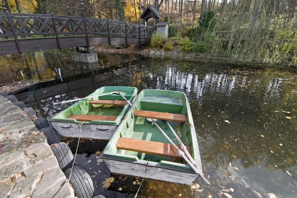 Boten met roeiriemen — Stockfoto