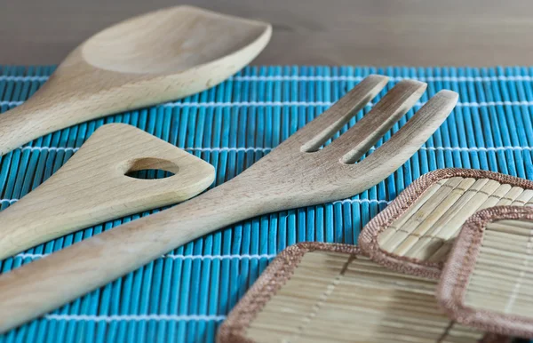 Küchenutensilien aus Holz — Stockfoto