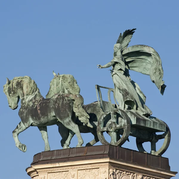 Skulptur einer Frau auf einem Wagen vom Heldenplatz in Budapest — Stockfoto