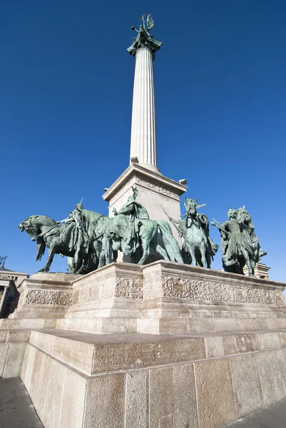 Памятник тысячелетию на площади Героев (Hosok tere ) — стоковое фото