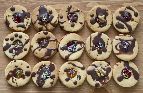 eski ahşap masa Linzer kurabiyeleri