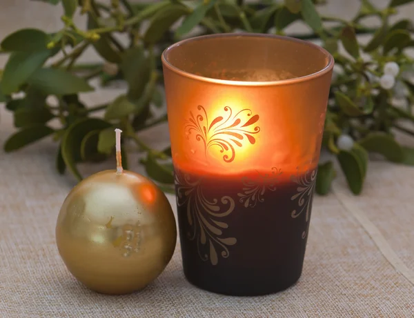 Burning candle and mistletoe — Stock Photo, Image