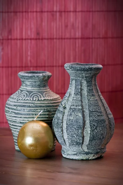 Vasos de terracota e vela amarela — Fotografia de Stock