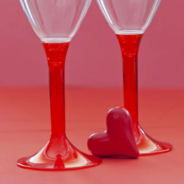 Κόκκινη καρδιά και δύο ποτήρια — Φωτογραφία Αρχείου