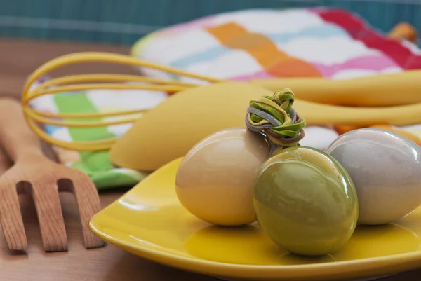 Ovos de Páscoa e utensílios de cozinha — Fotografia de Stock