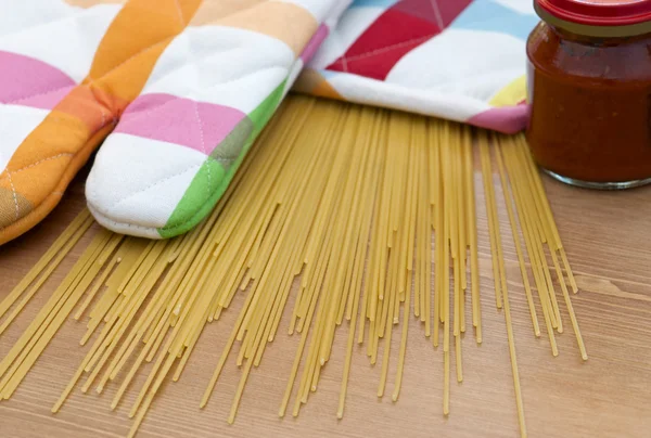 Italian spaghetti with potholder on the table — Stock Photo, Image