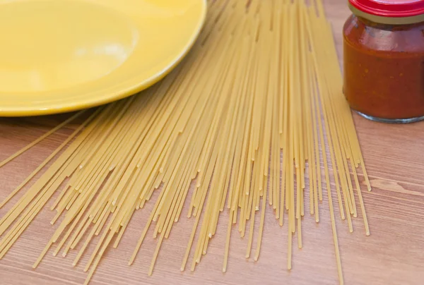 Stack of dry wholewheat spaghetti pasta. — Stock Photo, Image