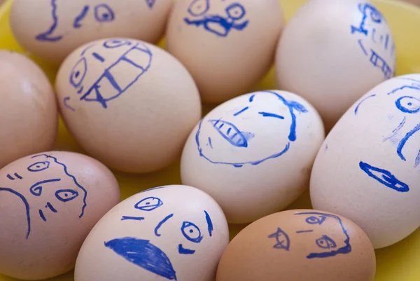 Gesicht bemalte Eier in einer Schüssel — Stockfoto