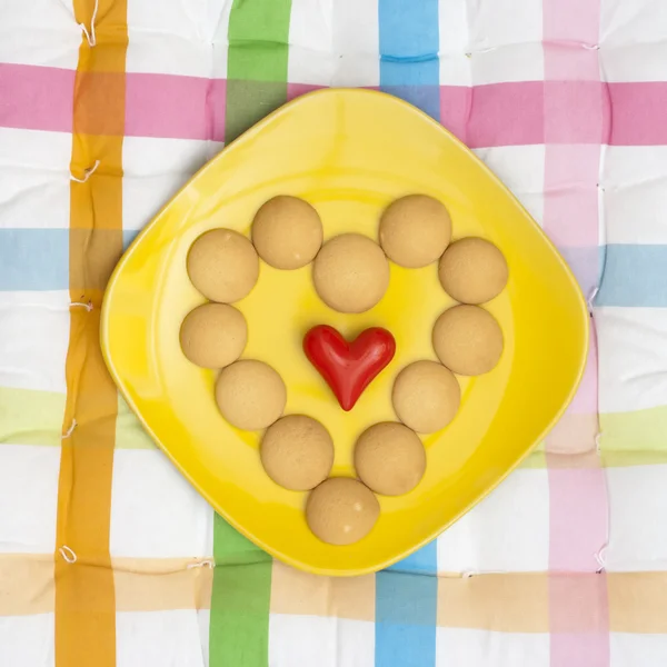 Coração de biscoitos com pequeno coração vermelho — Fotografia de Stock