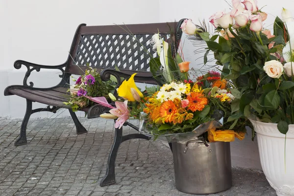 Μπουκέτο με λουλούδια και πάγκο — Φωτογραφία Αρχείου