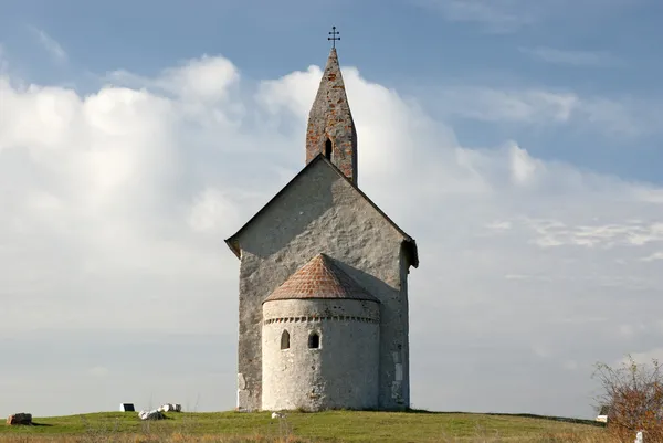 Alta chiesa romanica San Michele — Foto Stock