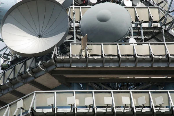 Torre de telecomunicações com muitas antenas parabólicas — Fotografia de Stock