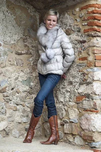 Mooie vrouw poseren in baksteen niche — Stockfoto