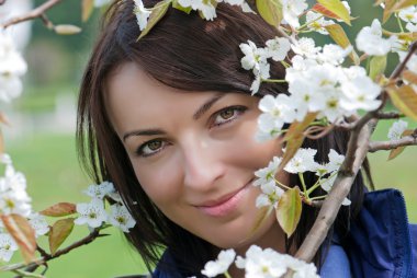 güzel bir kadın çiçek açan ağacının altında