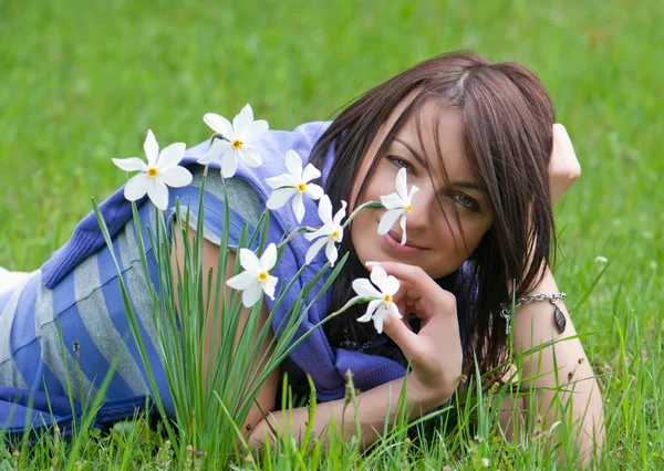 Young woman smelling daffodils — Stock Photo, Image