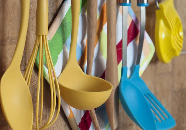 Herramientas de cocina colgadas en la pared — Foto de Stock