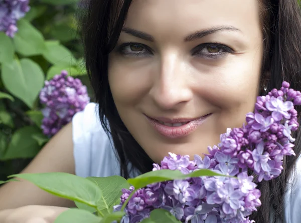 紫丁香花的年轻女人 — 图库照片