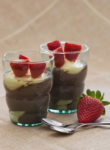 Two glasses with pudding and strawberries — Stock Photo, Image