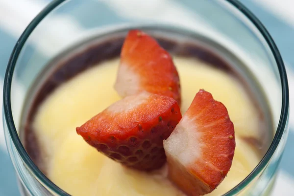 Detail of pudding with strawberries — Stock Photo, Image