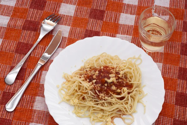 Spaghetti with sauce and glass of wine — Stock Photo, Image