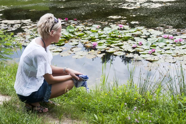 Bella donna vicino al lago — Foto Stock