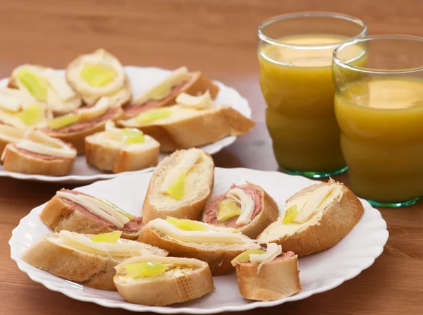 Leckere Häppchen mit Saft — Stockfoto