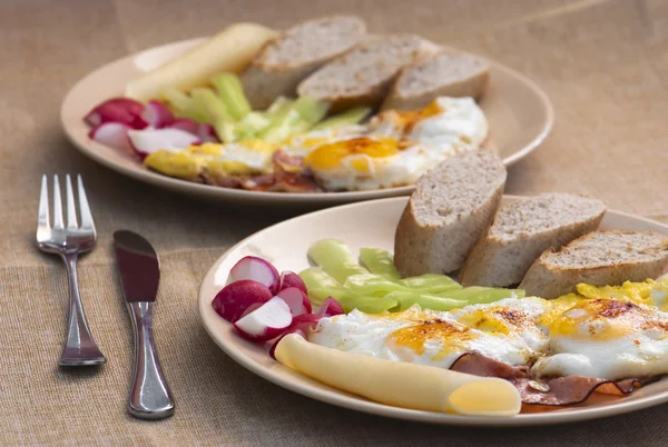 Twee porties van ham en eieren — Stockfoto