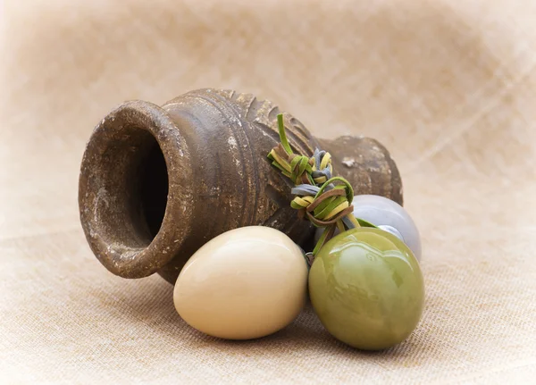 Three ceramic easter eggs and clay vase — Stock Photo, Image