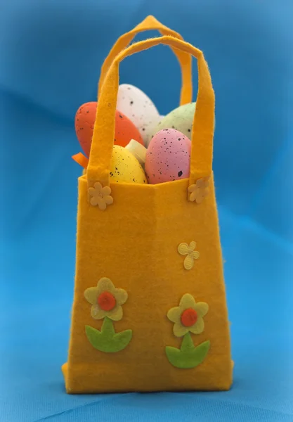 Ovos de Páscoa em um saco de presente — Fotografia de Stock