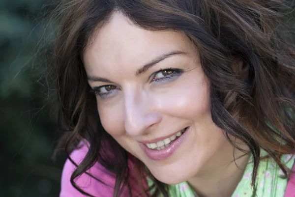 Portrait of a smiling brunette — Stock Photo, Image