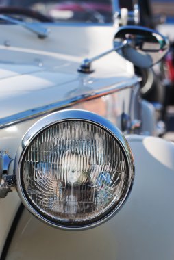 eski model bir araba önden görünümü