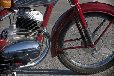 kıdemli bir motosiklet yan görünüm