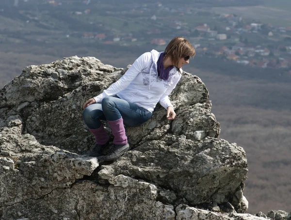 Młoda kobieta na krawędzi klifu — Zdjęcie stockowe