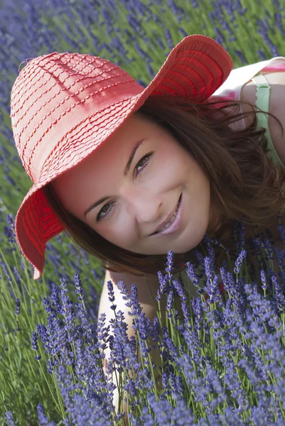 Krásná žena s kloboukem v poli levandule — Stock fotografie