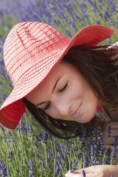 Jeune femme avec chapeau dans un jardin de lavande — Photo