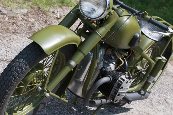 Motocicleta verde militar histórica — Fotografia de Stock