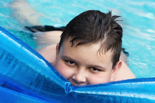 Schöner Junge im Schwimmbad — Stockfoto