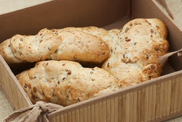 Panier en osier avec pâtisserie savoureuse — Photo