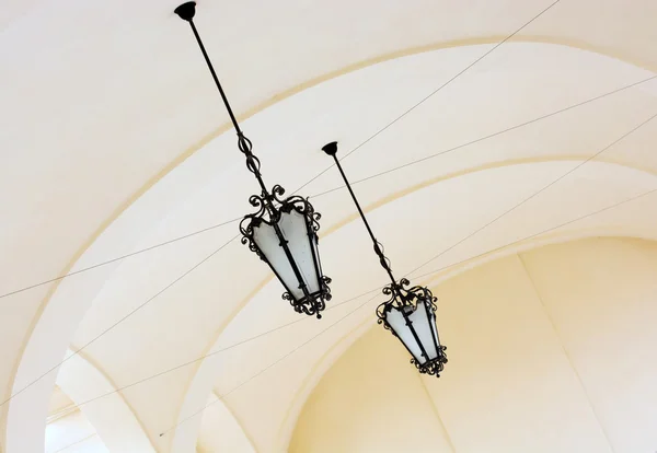 Klenutý strop s železným lampy — Stock fotografie