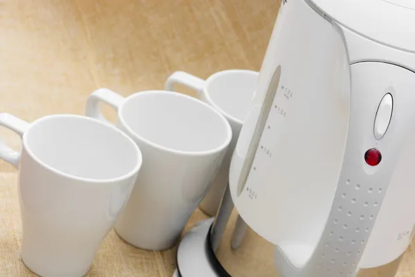 Білі чашки і чайник — стокове фото