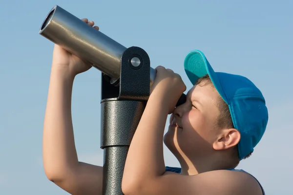 Young boy looking through a telescope — Stock Photo, Image