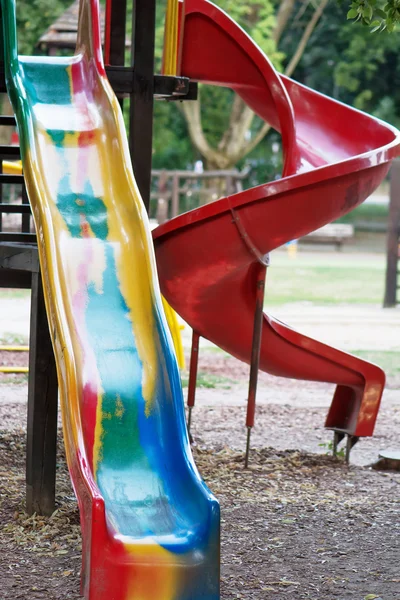 Deslizamento do parque infantil e área infantil — Fotografia de Stock