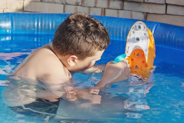 Çocuk Havuzu tekne ile oynar. — Stok fotoğraf