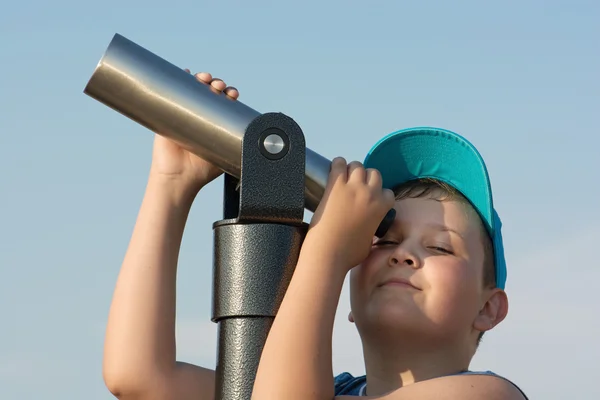 Genç bir çocuk ve teleskop — Stok fotoğraf