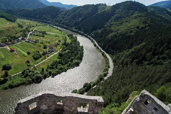 Ruins of the Strecno castle and Vah river, Slovakia — Stock Photo, Image