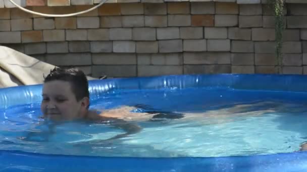 Madre e hijo en la piscina — Vídeo de stock
