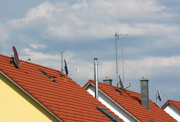 Flera antenner på tak — Stockfoto