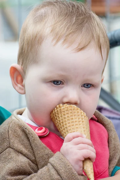 Baby girl with ice cream cones — Stock Photo, Image