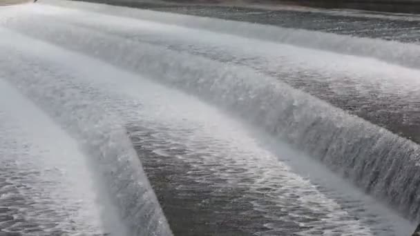 Cascadas de agua en Landsberg am Lech — Vídeos de Stock